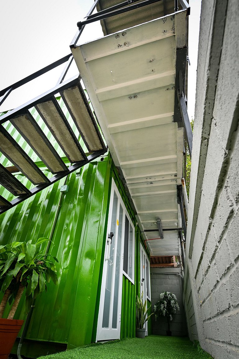 Safe, affordable, modern, central, beach 200 away