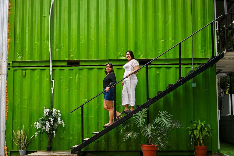 Safe, affordable, modern, central, beach 200 away