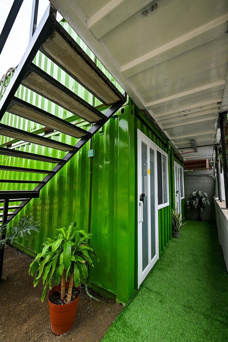 Safe, affordable, modern, central, beach 200 away