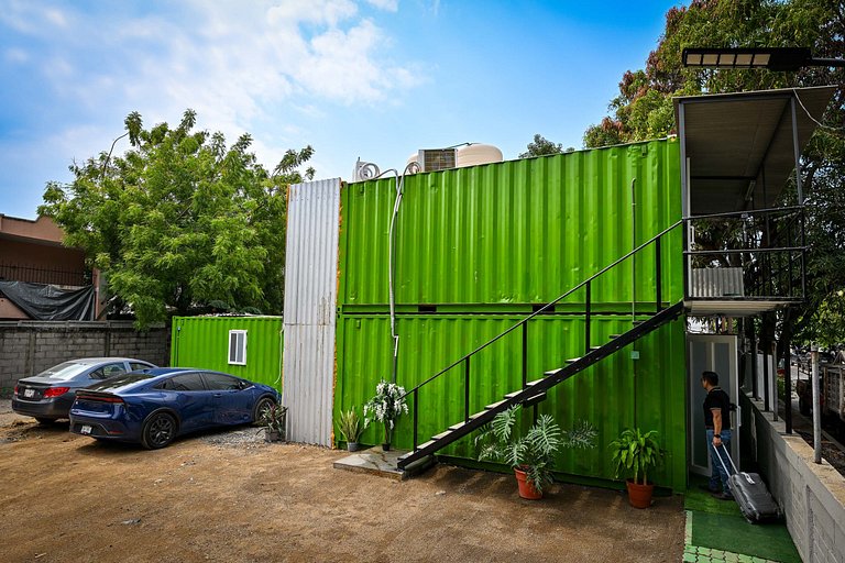 Safe, affordable, modern, central, beach 200 away