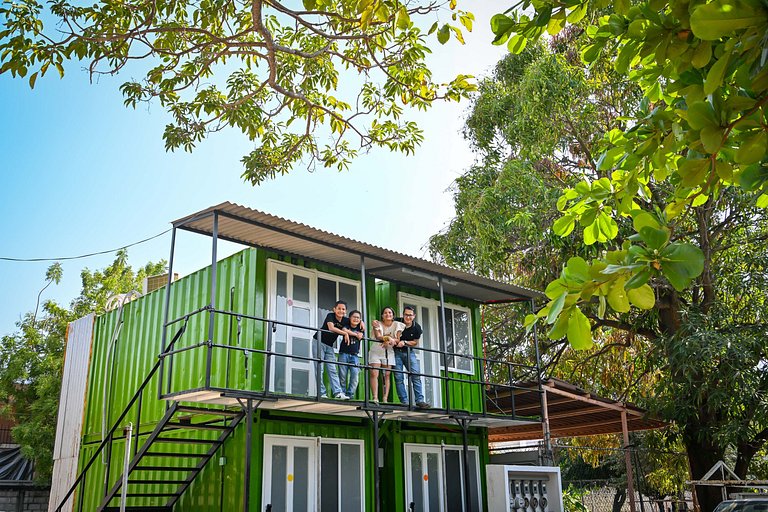 Safe, affordable, modern, central, beach 200 away