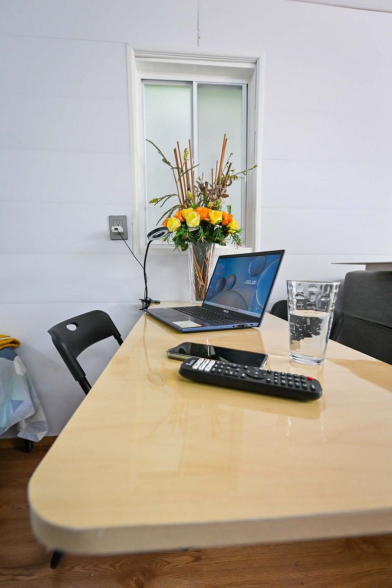 Safe, affordable, modern, central, beach 200 away