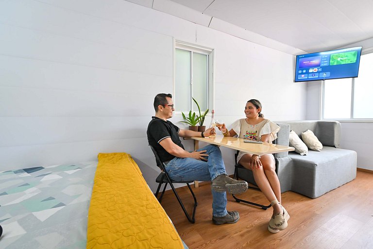 Safe, affordable, modern, central, beach 200 away