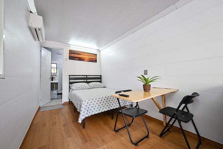 Safe, affordable, modern, central, beach 200 away