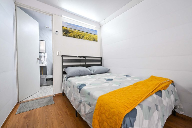 Safe, affordable, modern, central, beach 200 away