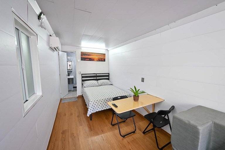 Safe, affordable, modern, central, beach 200 away