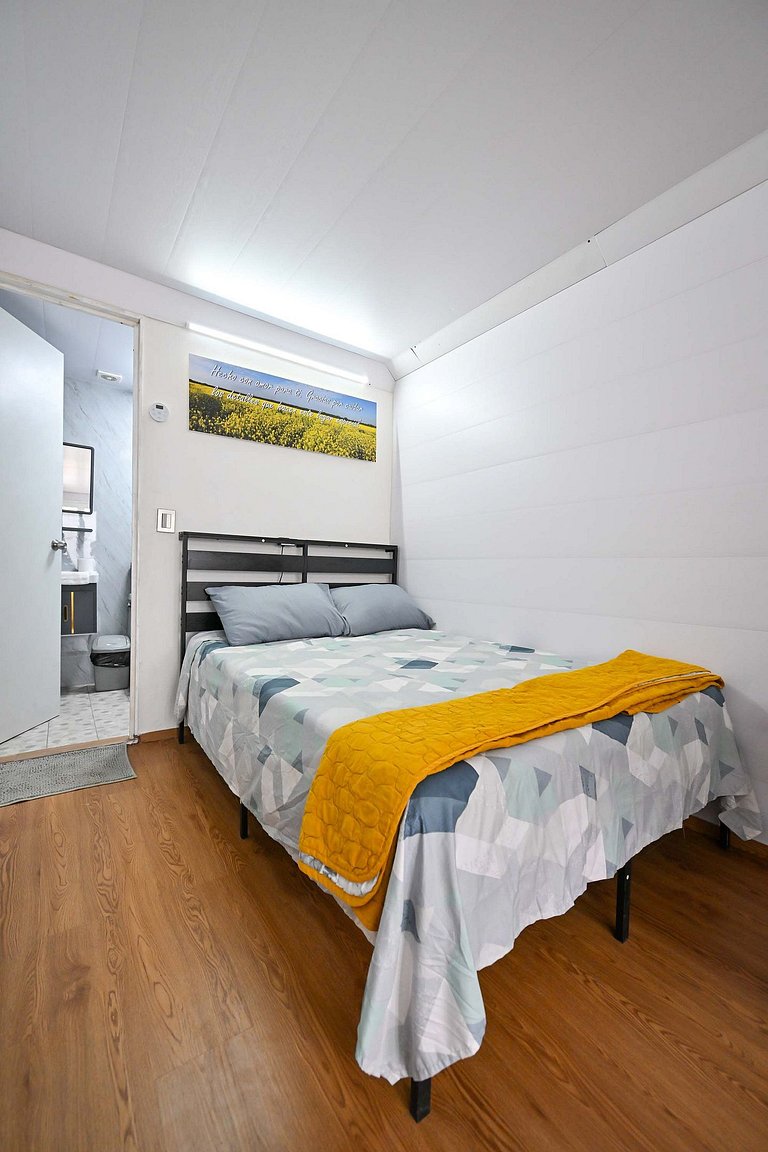 Safe, affordable, modern, central, beach 200 away