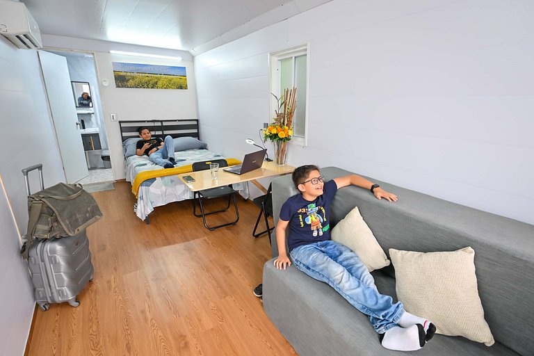 Safe, affordable, modern, central, beach 200 away