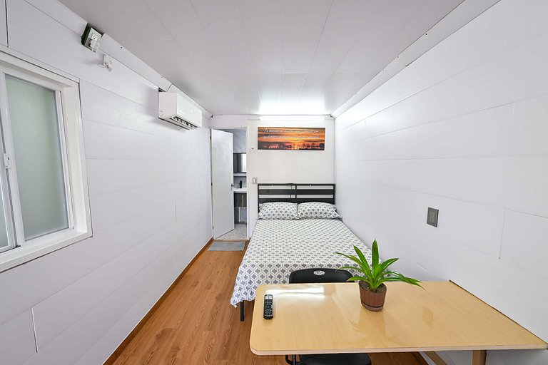 Safe, affordable, modern, central, beach 200 away