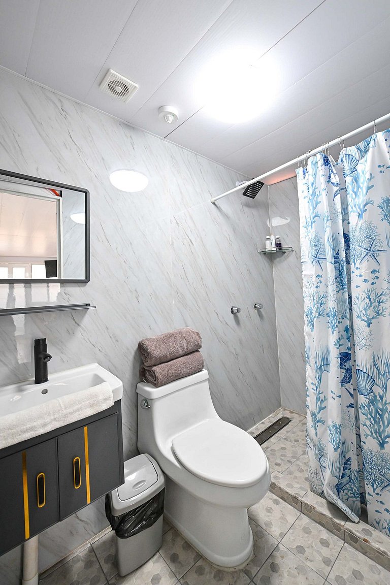 Safe, affordable, modern, central, beach 200 away