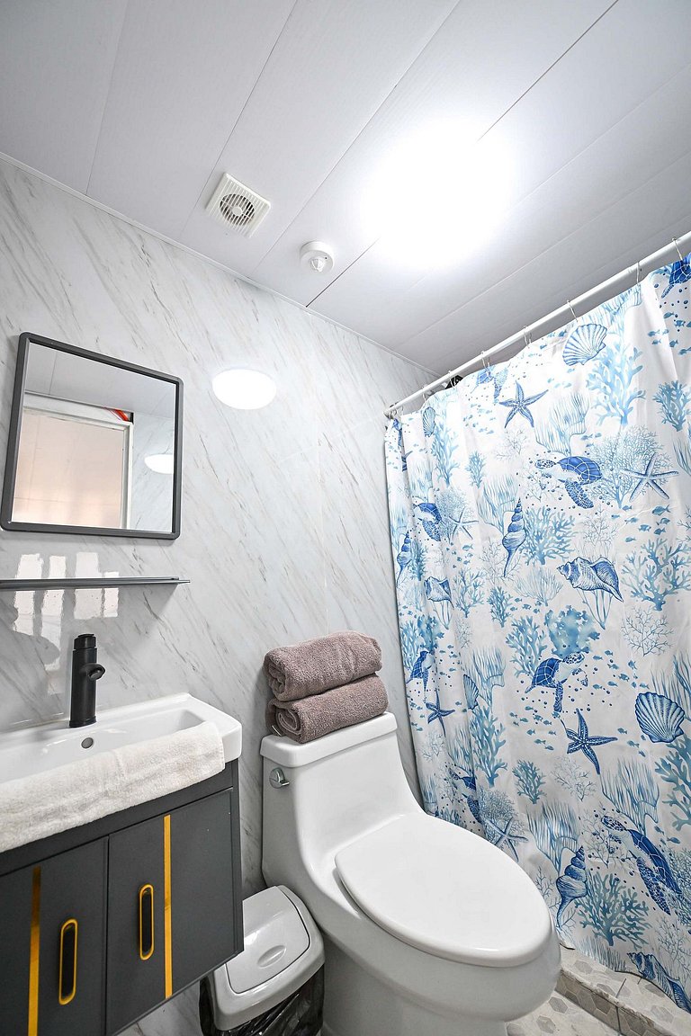 Safe, affordable, modern, central, beach 200 away