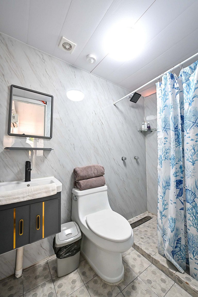 Safe, affordable, modern, central, beach 200 away